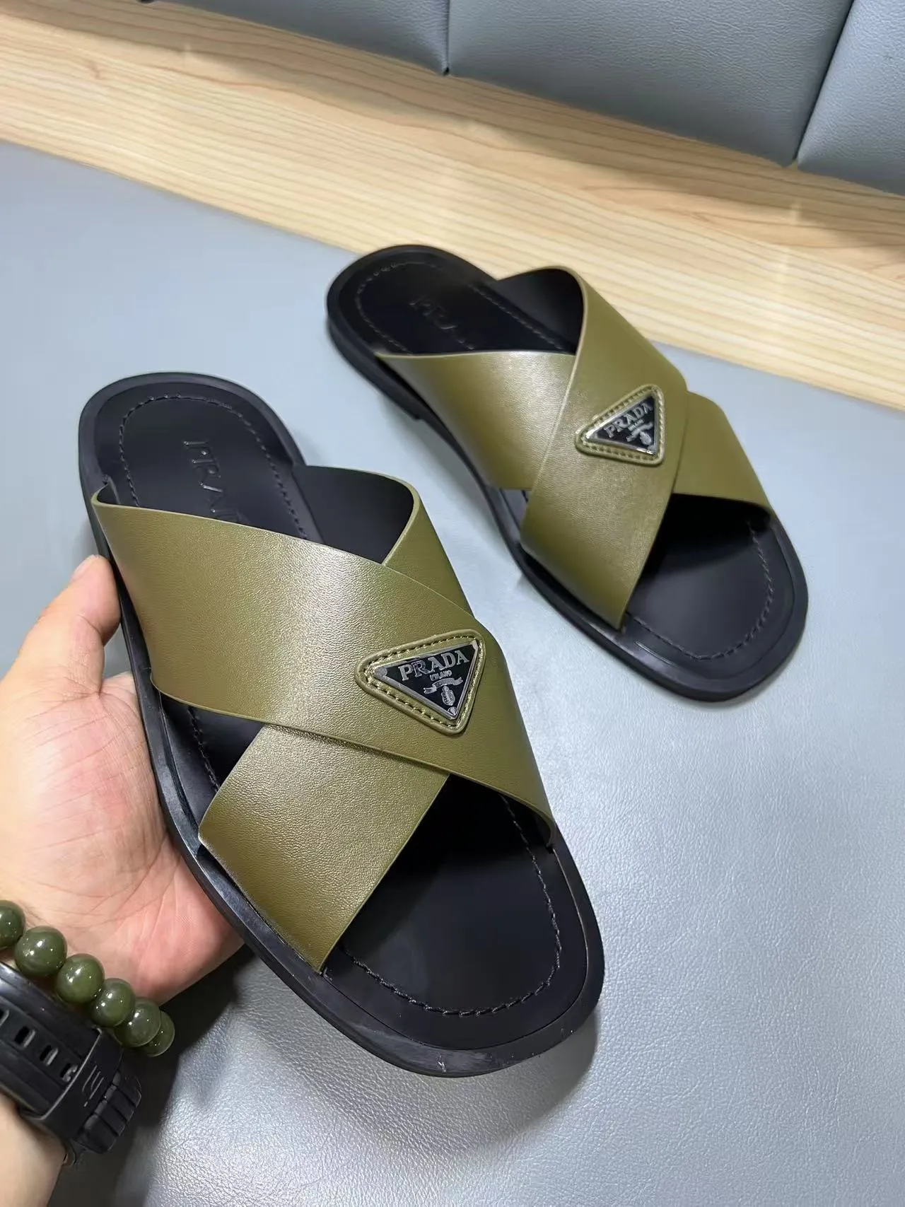 340💰PRADA Prada’s latest slippers are synchronized with the official website. This slipper is made of the brand’s unique and iconic Saffiano leather. The brand logo jumps out from the double straps, and the brand style is clearly visible. Cowhide gives men elegant charm and functional design, making it an ideal choice for vacation and leisure. Size:38-45